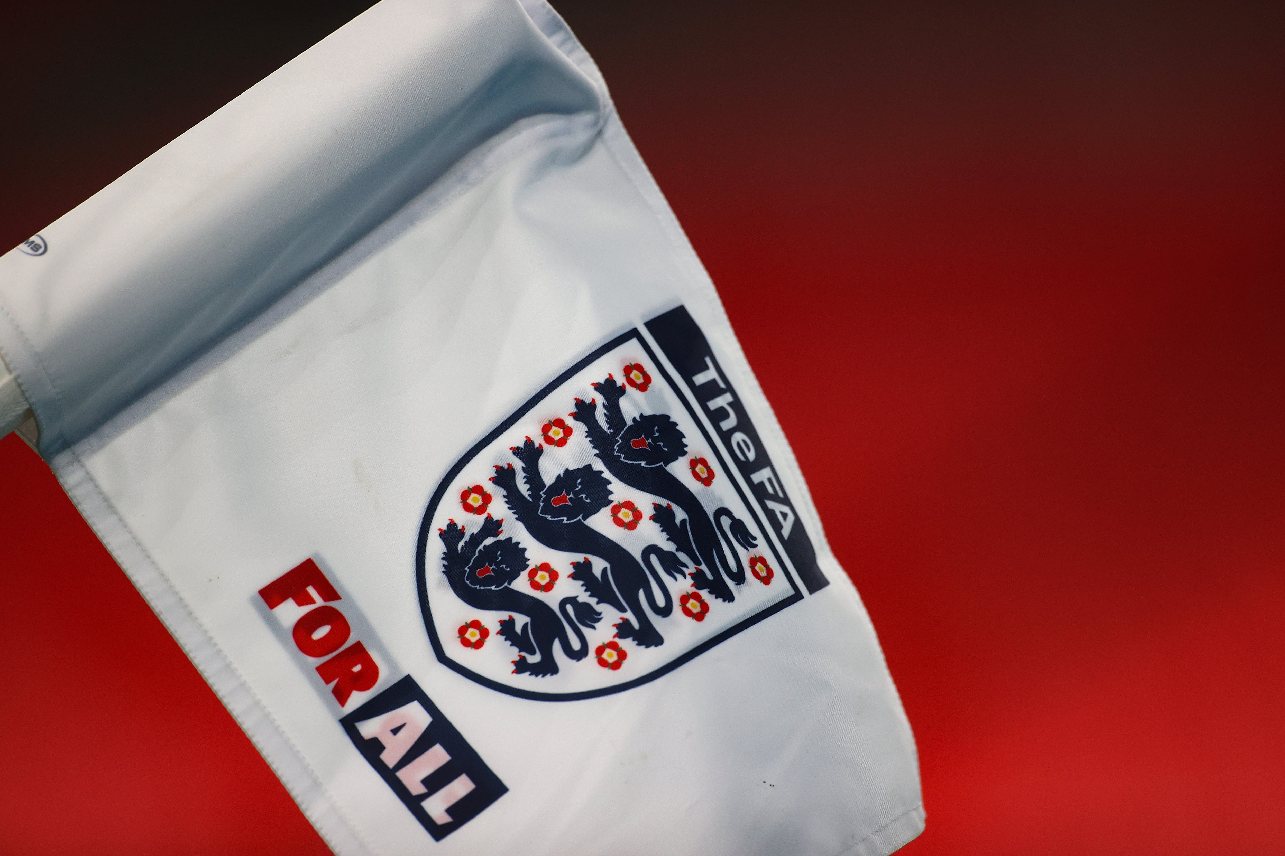 El logo de la Selección inglesa en un córner