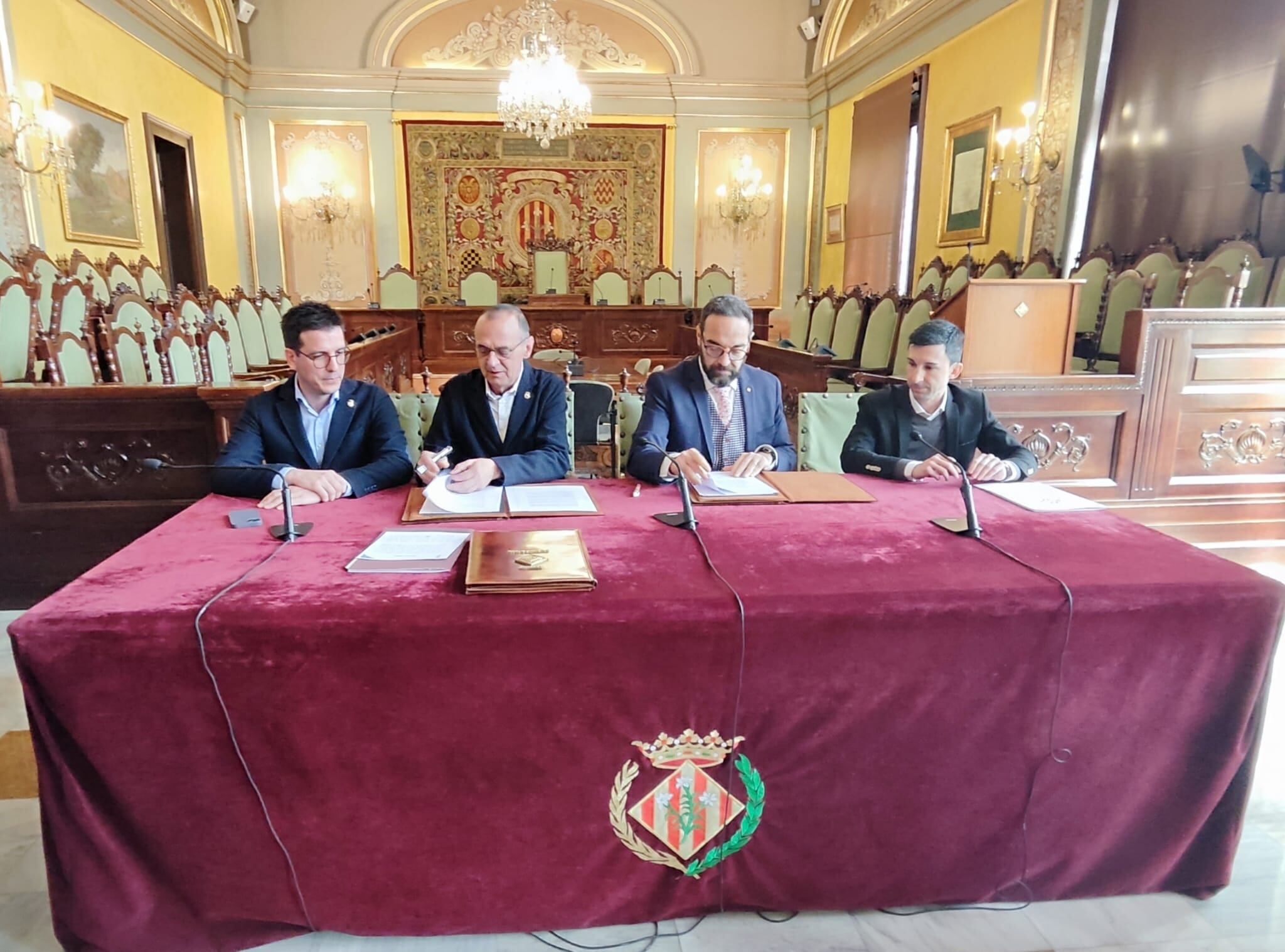 Al mig, l'alcalde i el conseller de Territori durant la signatura del conveni  per fer el baixador del polígon, a la línia Lleida-La Pobla. Foto: Ràdio Lleida.