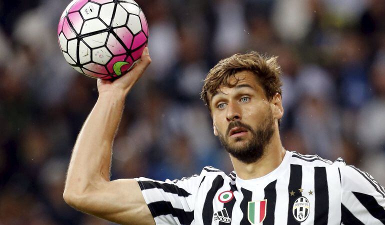 Juventus' Fernando Llorente holds the ball during their Serie A soccer match against Udinese at Juventus stadium in Turin August 23, 2015. REUTERS/Giampiero Sposito
