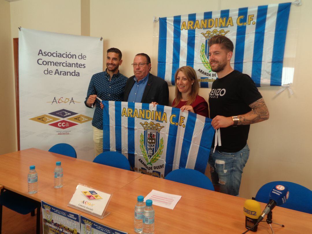 La presidenta de ACOA presentó esta iniciativa acompañada de dos jugadores y el presidente del club