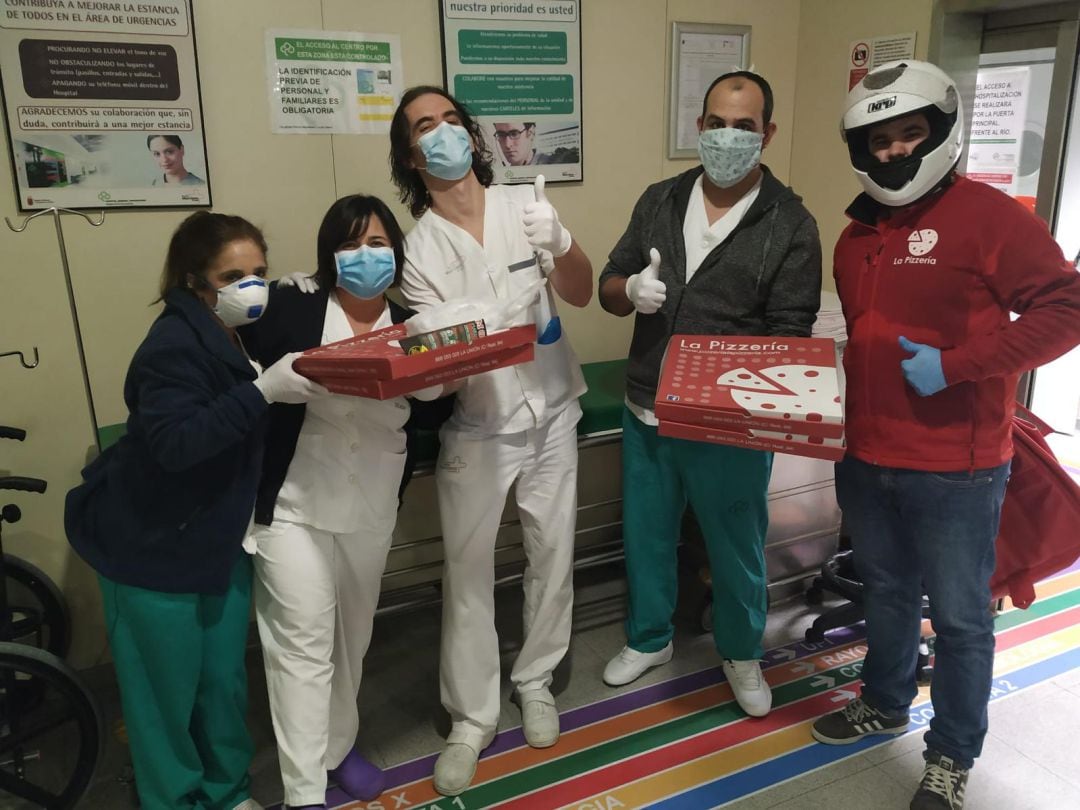 Un repartidor de La Pizzería entregando pizzas al personal sanitario