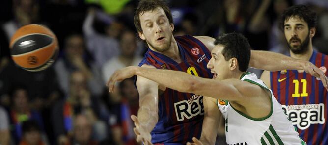 El jugador australiano del FC Barcelona Regal, Joe Ingles, y el jugador griego del Panathinaikos, Dimitris Diamantidis (c), en presencia del base del Barça Juan Carlos Navarro