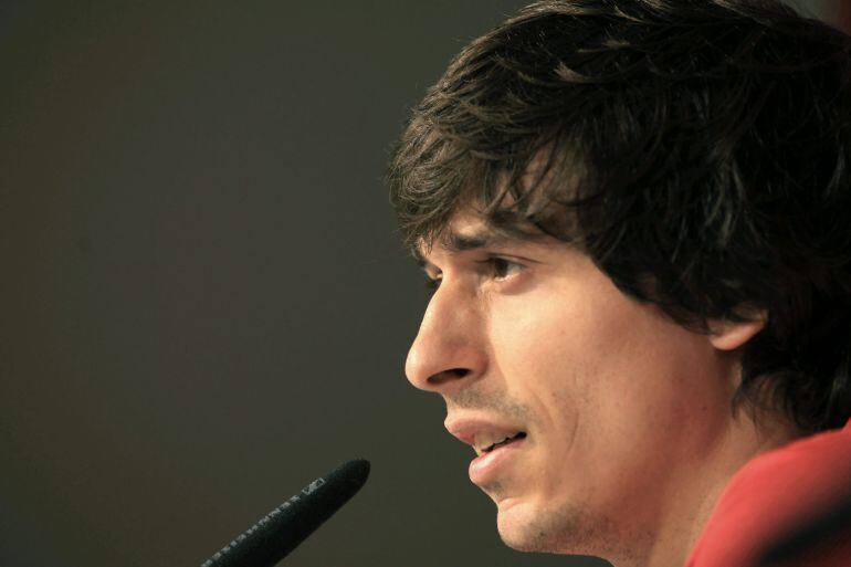 GRA268. LEZAMA (BIZKAIA), 30/03/2015.- El jugador del Athletic de Bilbao Ander Iturraspe, durante la rueda de prensa ofrecida al término del entrenamiento que el equipo ha realizado hoy en las instalaciones de Lezama. EFE/Luis Tejido