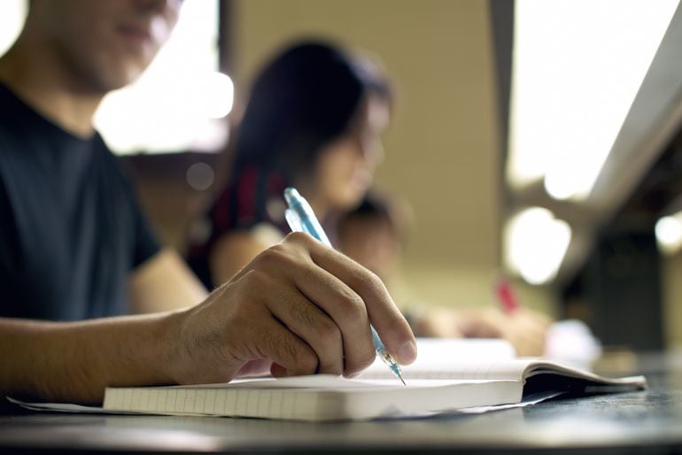 Opositor estudiando en una biblioteca.