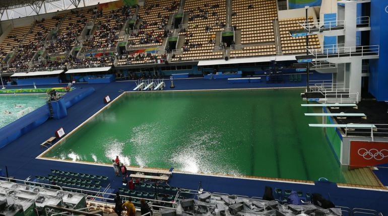 La piscina de saltos con un tono verde junto a la de waterpolo que poco a poco va adquiriendo el mismo color.