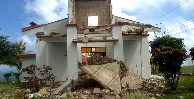 Destrozos en una iglesia de Nandayure, cercana al epicentro del sismo de magnitud 6,7 en la escala de Richter