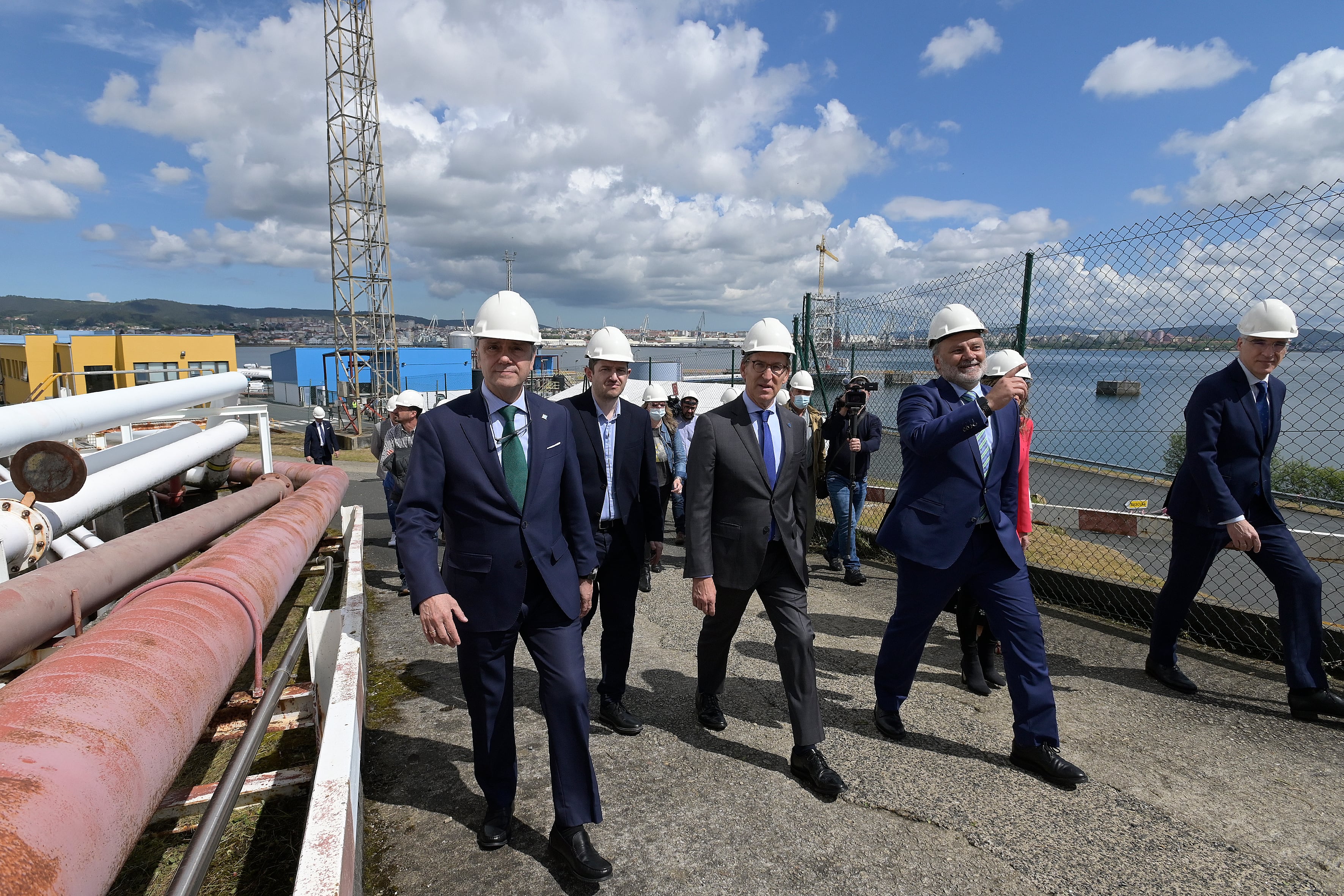 GRAF9902. MUGARDOS (A CORUÑA), 27/04/2022.- El presidente de la Xunta de Galicia, Alberto Núñez Feijóo (3-i), acompañado por el vicepresidente segundo y conselleiro de Economía, Empresa e Innovación, Francisco Conde (d), el presidente y consejero delegado de Gadisa, Roberto Tojeiro (i), y el director general de Forestal Atlántico, Andrés Fuentes (2-d), visita este miércoles la empresa Forestal del Atlántico, en Mugardos (A Coruña). EFE/Moncho Fuentes
