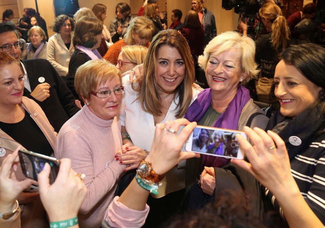 La Presidenta de la Junta de Andalucía y candidata por el Psoe en las elecciones andaluzas del 2 de diciembre Susana Díaz, se fotografía con otras mujeres durante su intervención en un encuentro sobre igualdad que se celebra en un Hotel de Granada.-EFE PE