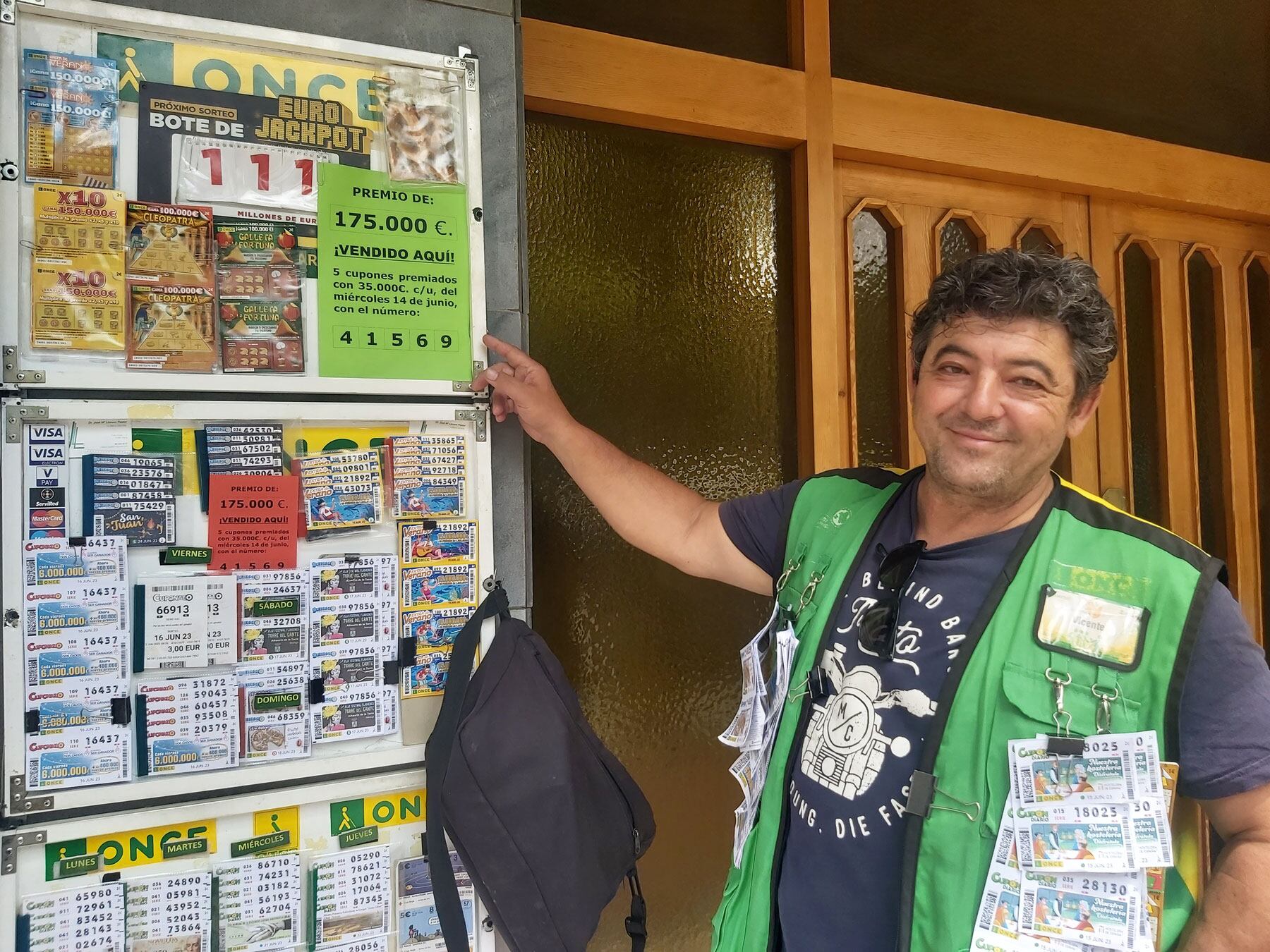 Vicente Bracero Alcántara, el vendedor de la ONCE, muestra el premio dado