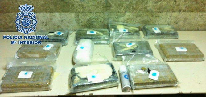 En la maleta portaba 11 paquetes de droga, con un peso total de 12.150 gramos de cocaína.