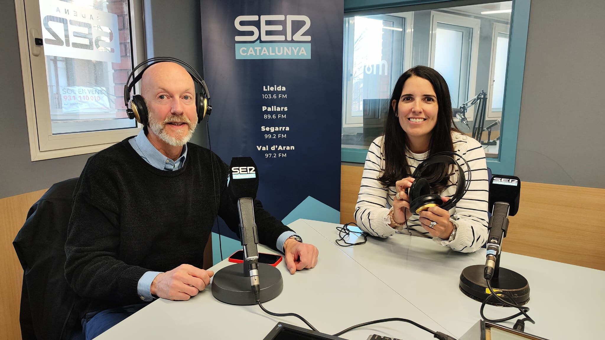 A la imatge, els doctors Abel Salas i Ariann Dyer, de la clínica oftalmològica Lleida Visió, participant al programa "Empresaris" de Ràdio Lleida.