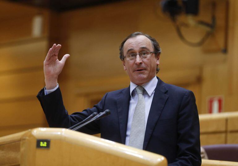 GRA464. MADRID, 17/02/2015.- El ministro de Sanidad, Alfonso Alonso, responde a una pregunta durante la sesión de control al Gobierno, hoy en el pleno del Senado. EFE/Kiko Huesca