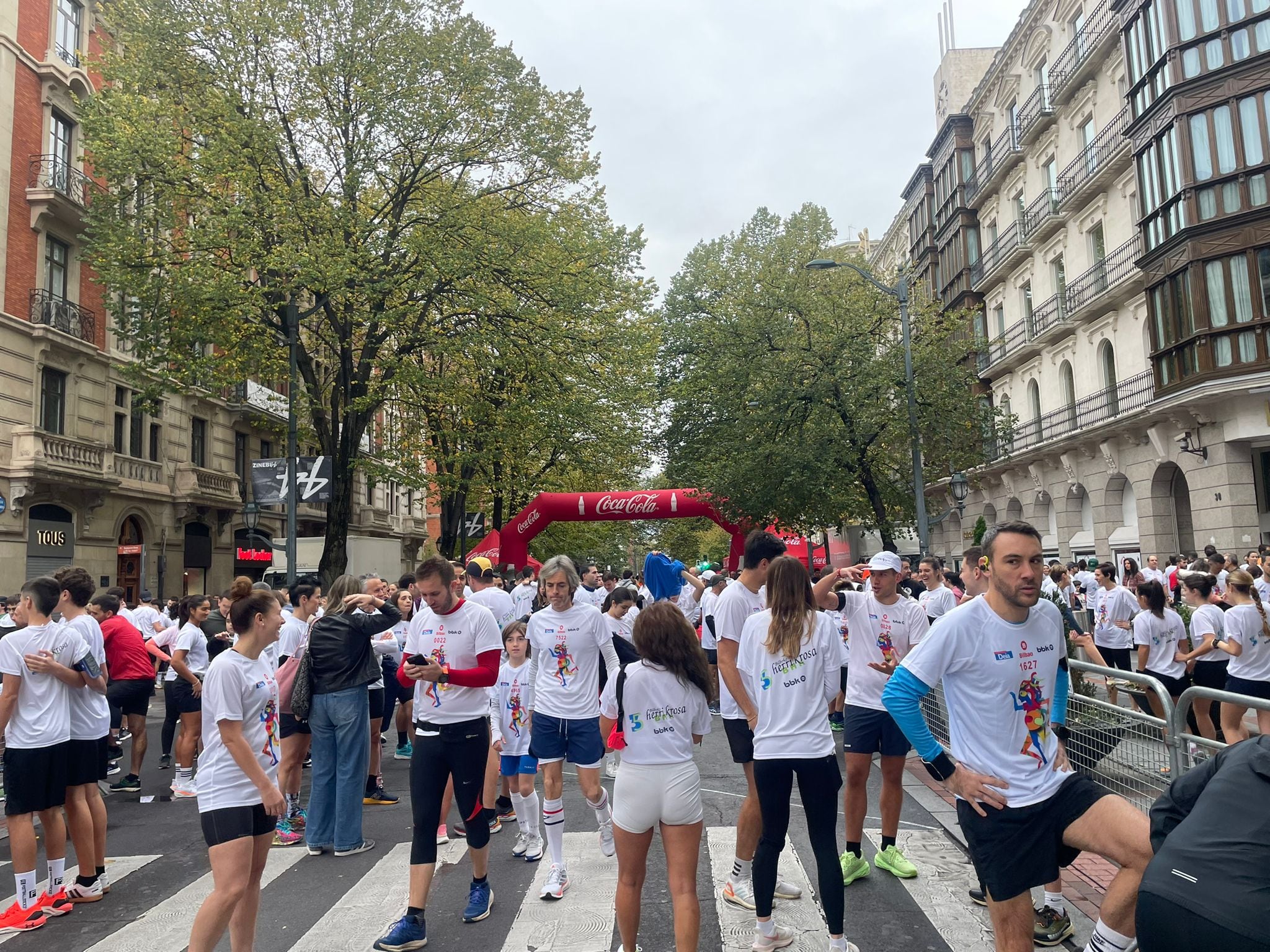 La Herri Krosa vuelve a teñir de blanco las calles de Bilbao