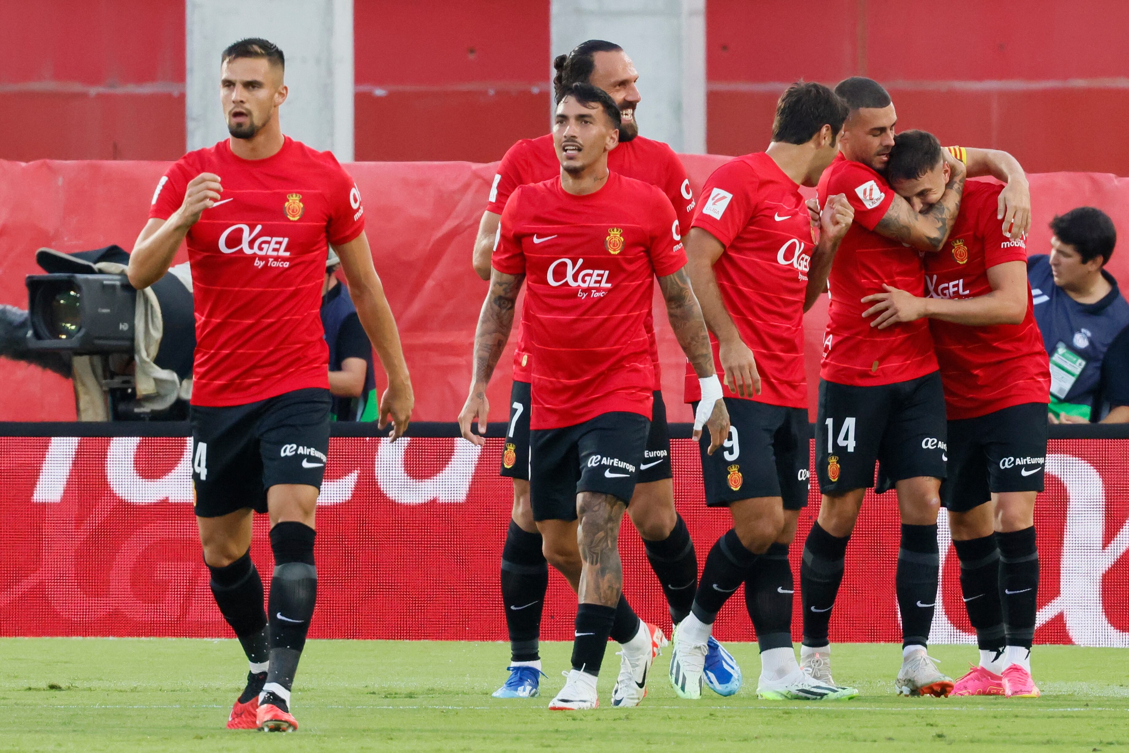 PALMA DE MALLORCA (ISLAS BALEARES) 07/10/2023. Los jugadores del Mallorca celebran el primer gol del equipo balear durante el encuentro correspondiente a la jornada nueve de primera división que disputan hoy sábado frente al Valencia en el estadio de Son Moix, en Mallorca. EFE/CATI CLADERA.
