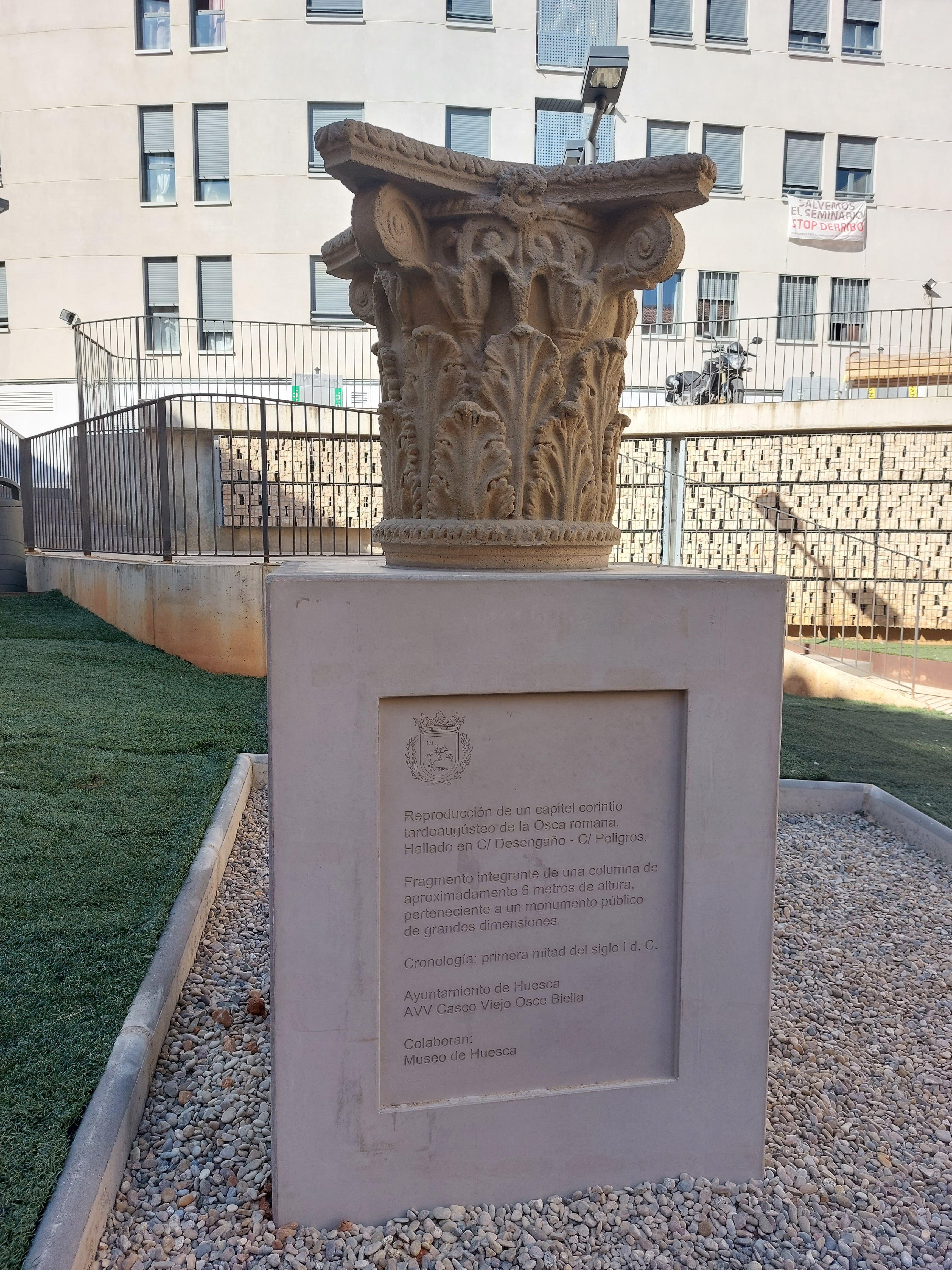 Capitel romano colocado en el casco histórico