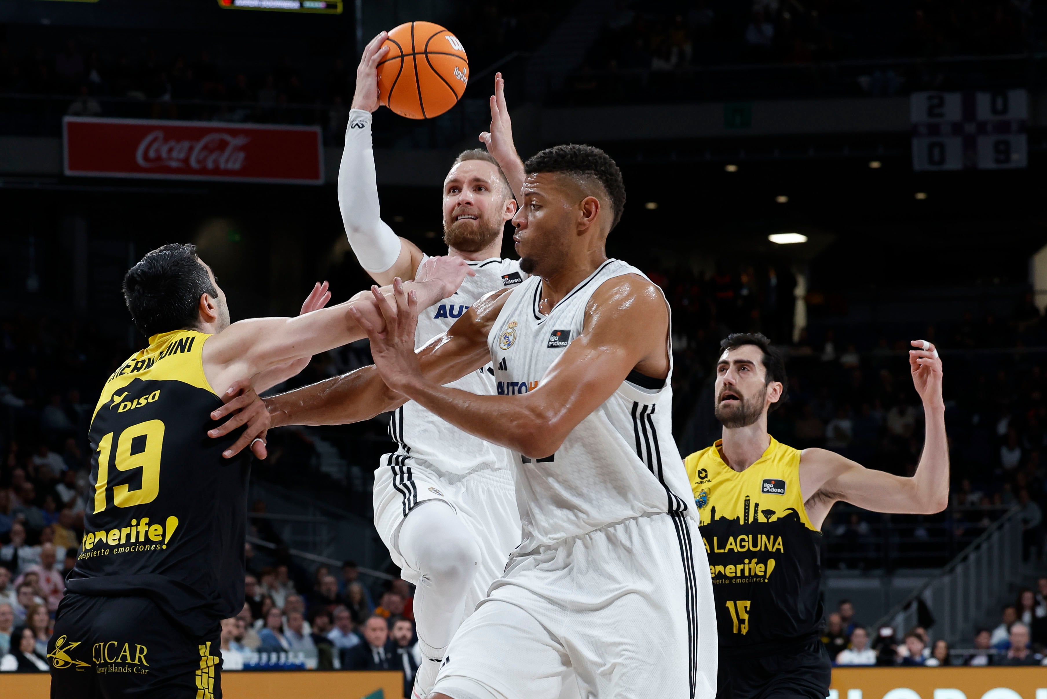 MADRID, 12/01/2025.- El alero bosnio del Real Madrid Dzanan Musa (2i) lanza a canasta durante un encuentro correspondiente a la jornada 16 de la fase regular de la Liga Endesa disputado este domingo entre el Real Madrid y el CB Canarias en el WiZink Center de Madrid. EFE/ Javier Lizón
