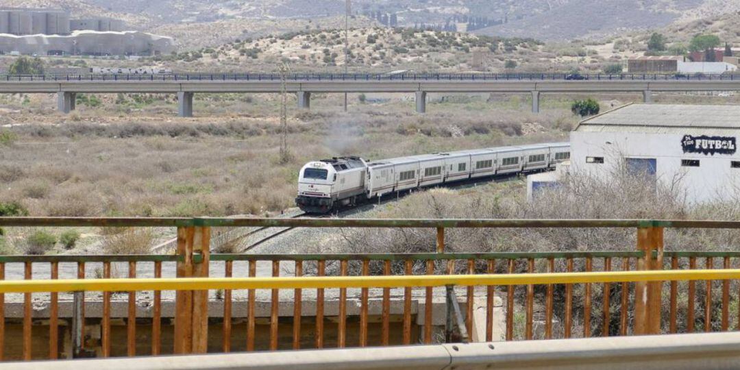 Un tren circulando por las vías en Cartagena