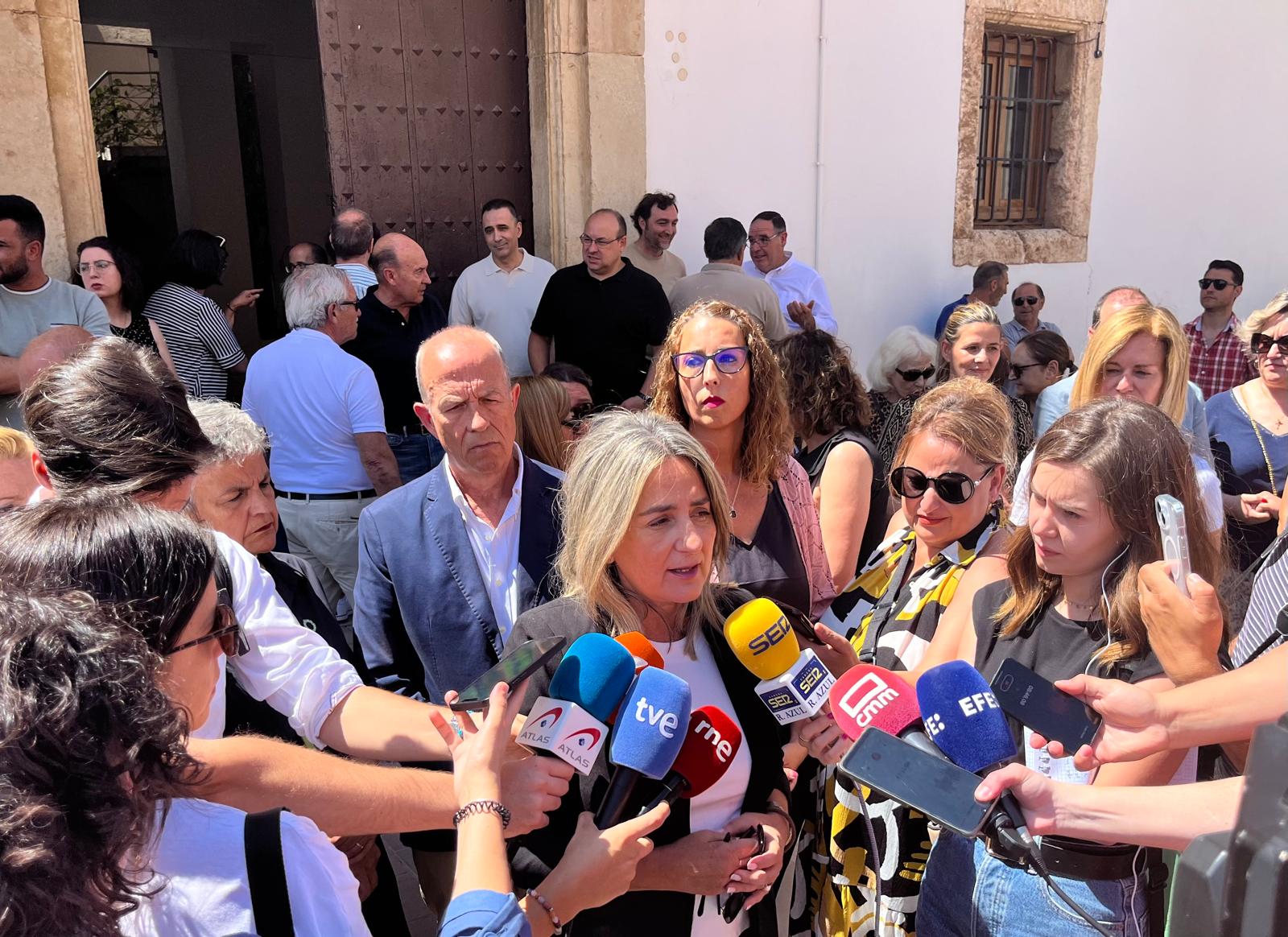 Milagros Tolón, delegada del Gobierno de España en Castilla-La Mancha en el minuto de silencio por el asesinato machista de Ammal y sus dos hijos en Las Pedroñeras