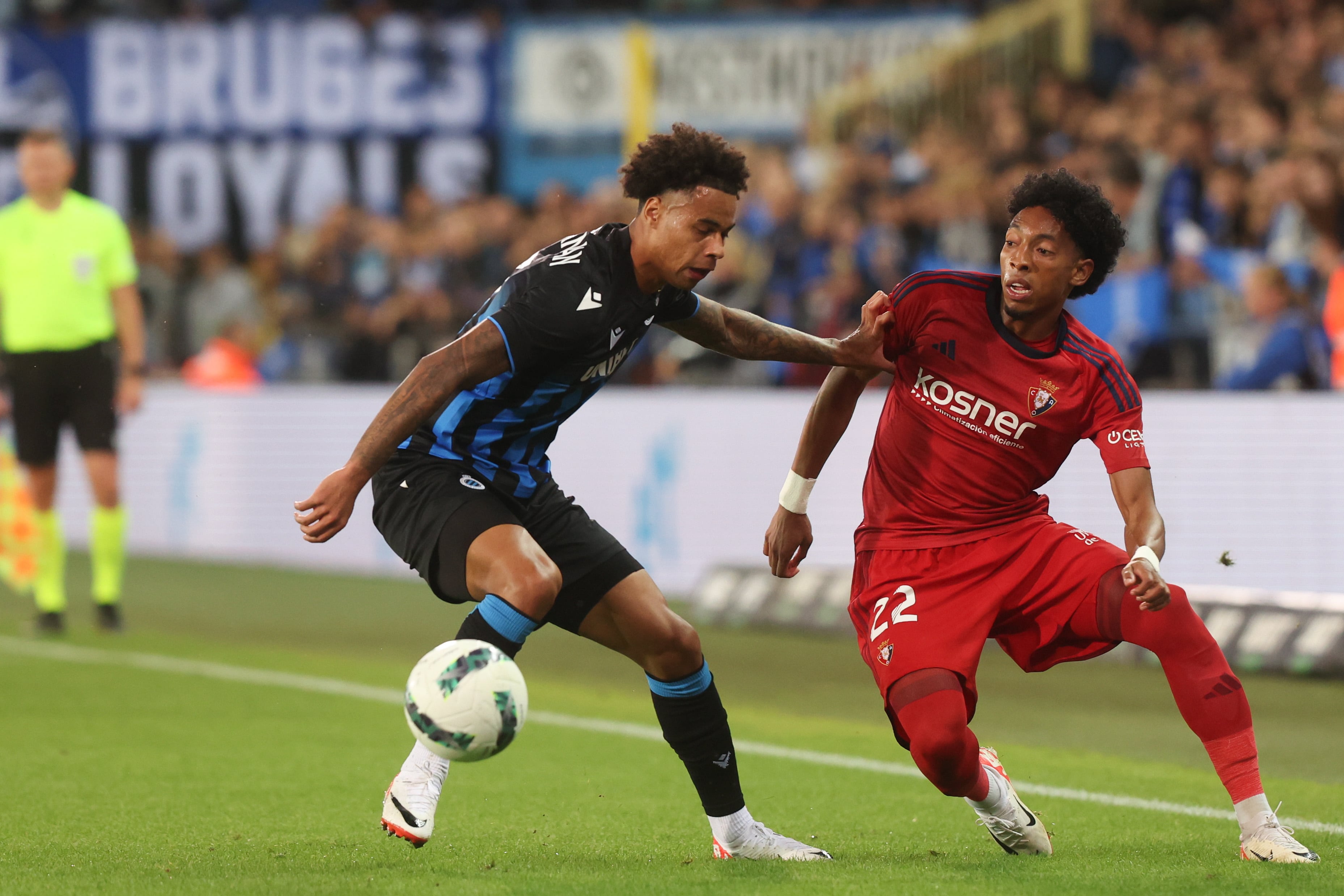 Brugge (Belgium), 31/08/2023.- Club Brugge player Tajon Buchanan and Osasuna player Johan Mojica (R) in action during the UEFA Conference League play-off, 2nd leg match between Club Brugge and CA Osasuna in Brugge, Belgium, 31 August 2023. (Bélgica) EFE/EPA/OLIVIER HOSLET
