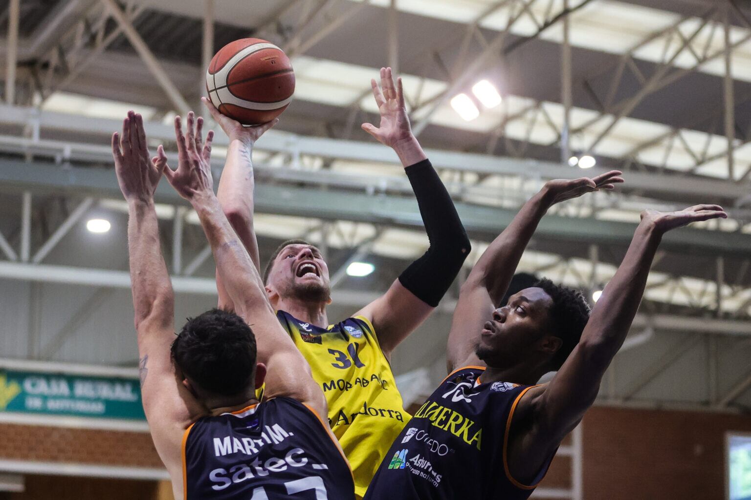 Un moment del partit entre Alimerka Oviedo i MoraBanc Andorra al poliesportiu Pumarín.