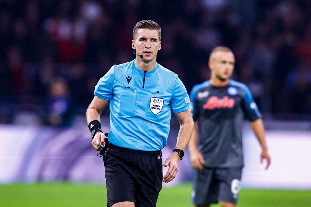 El árbitro François Letexier, durante un partido de Champions.