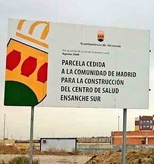 Cartel de la parcela cedida para la construcción del Centro de Salud Ensanche Sur