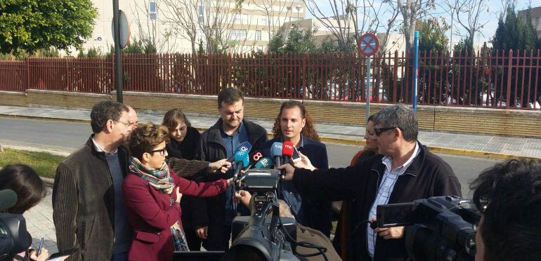 El candidato al Congreso por Unidad Popular, Santiago Gutiérrez, junto al líder andaluz de IU, Antonio Maíllo, junto al hospital de San Carlos