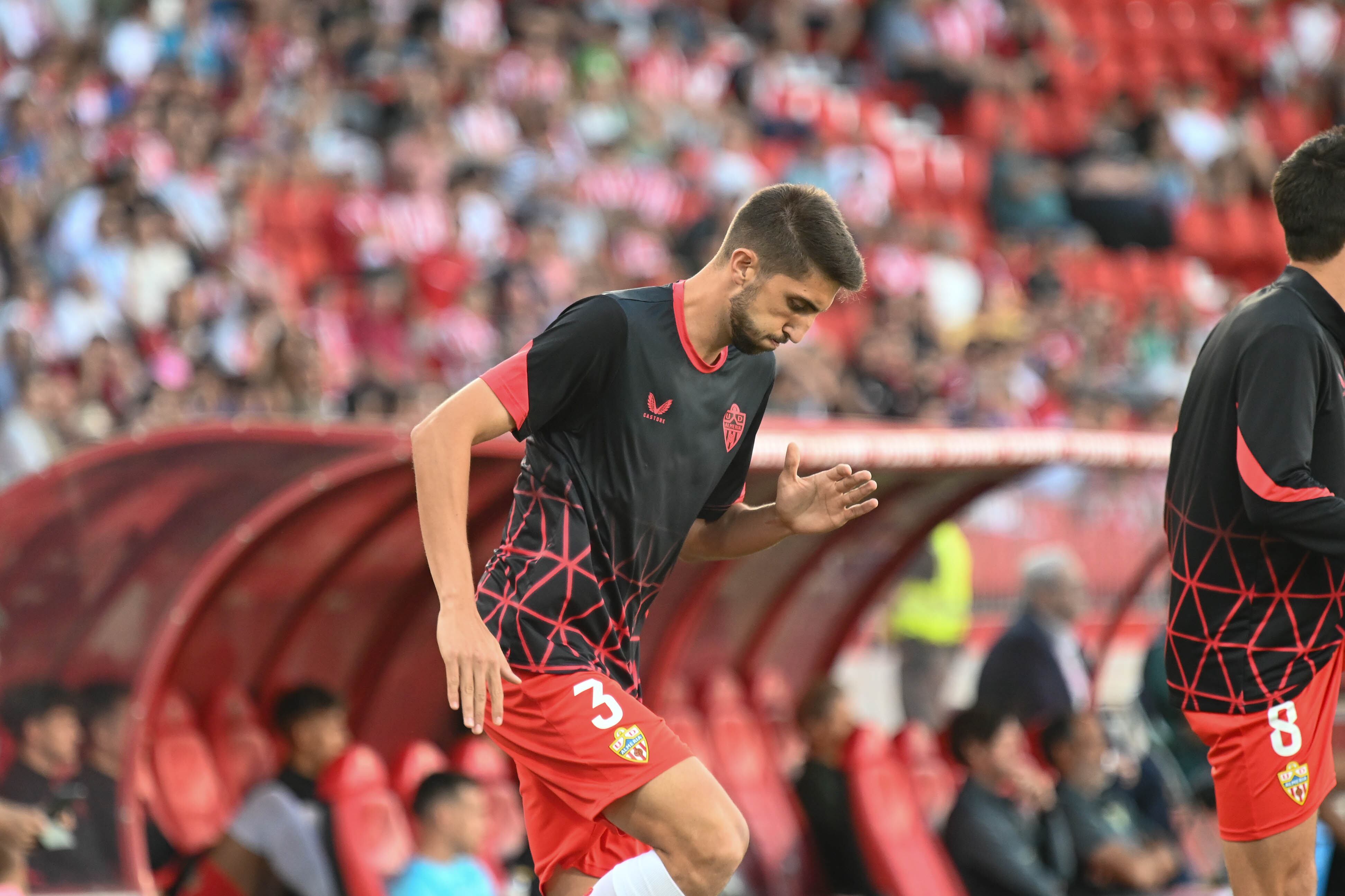 Édgar calienta en la banda del Estadio de los Juegos Mediterráneos.