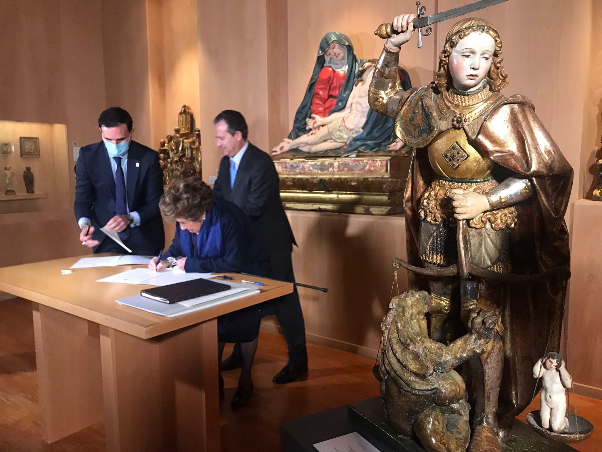 Firma de la donación e imagen de San Miguel Arcángel cedida al museo