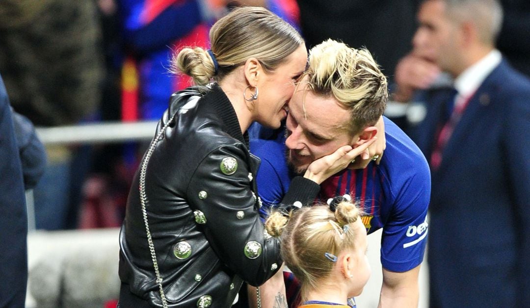 Ivan Rakitic y Raquel Mauri, junto a una de sus hijas, en una celebración del Barcelona