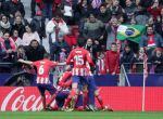 Los jugadores del Atlético celebran el gol de Costa