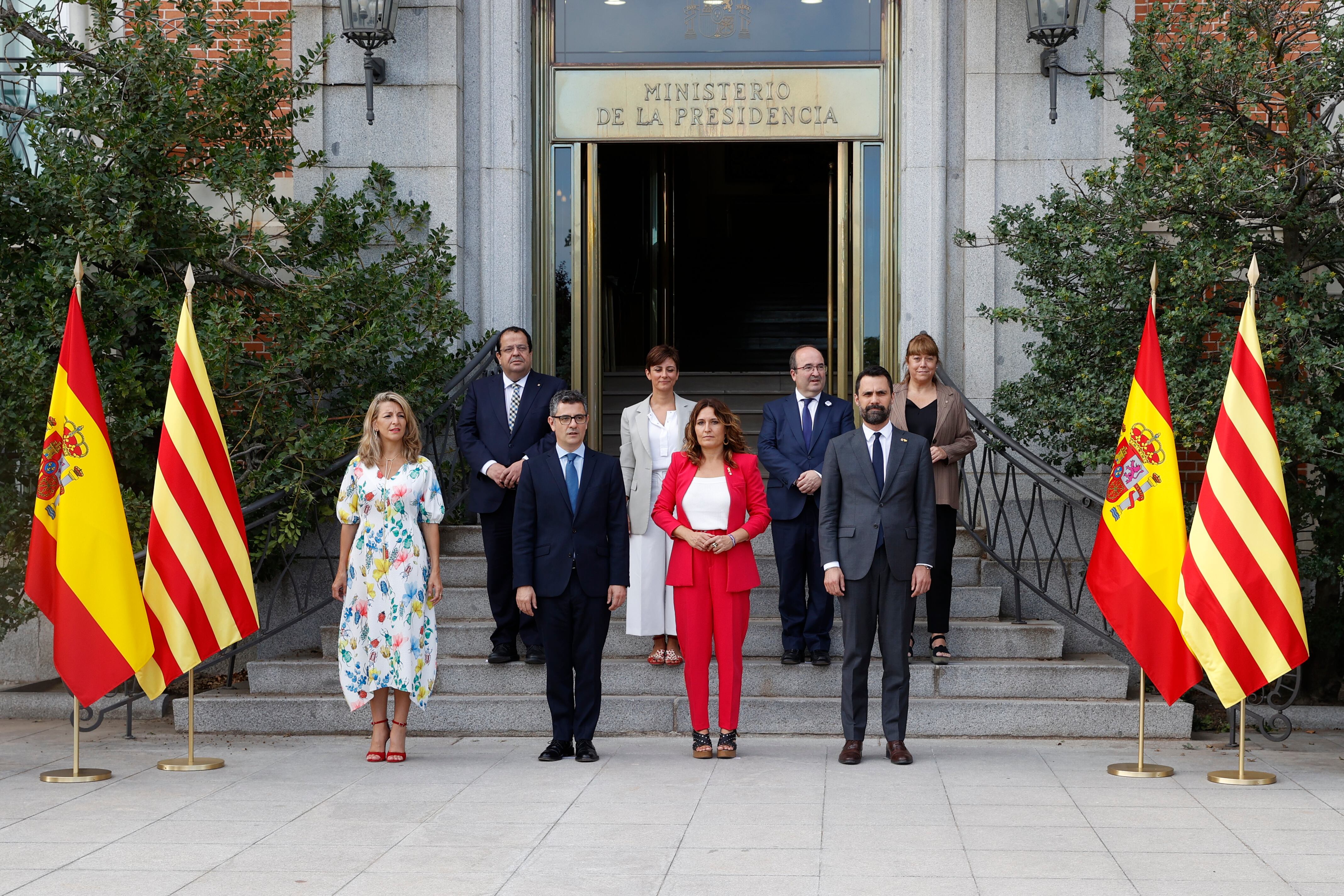 Foto de familia de los participantes en la tercera reunión de la mesa de diálogo sobre el conflicto en Cataluña celebrado por representantes del Gobierno y del Govern de la Generalitat, este miércoles, en el complejo del Palacio de la Moncloa, en Madrid. (De izq a der, delante) La vicepresidenta segunda y ministra de Trabajo, Yolanda Díaz; el ministro de Presidencia, Félix Bolaños; la consellera de la Presidencia, Laura Vilagrà, y el conseller de Empresa y Trabajo, Roger Torrent. (De izq a der, detrás) El conseller de Interior catalán, Joan Ignasi Elena; la portavoz de Gobierno y ministra de Política Territorial, Isabel Rodríguez; el ministro de Cultura, Miquel Iceta, y la consellera de Cultura, Natàlia Garriga. EFE/ J.J. Guillen