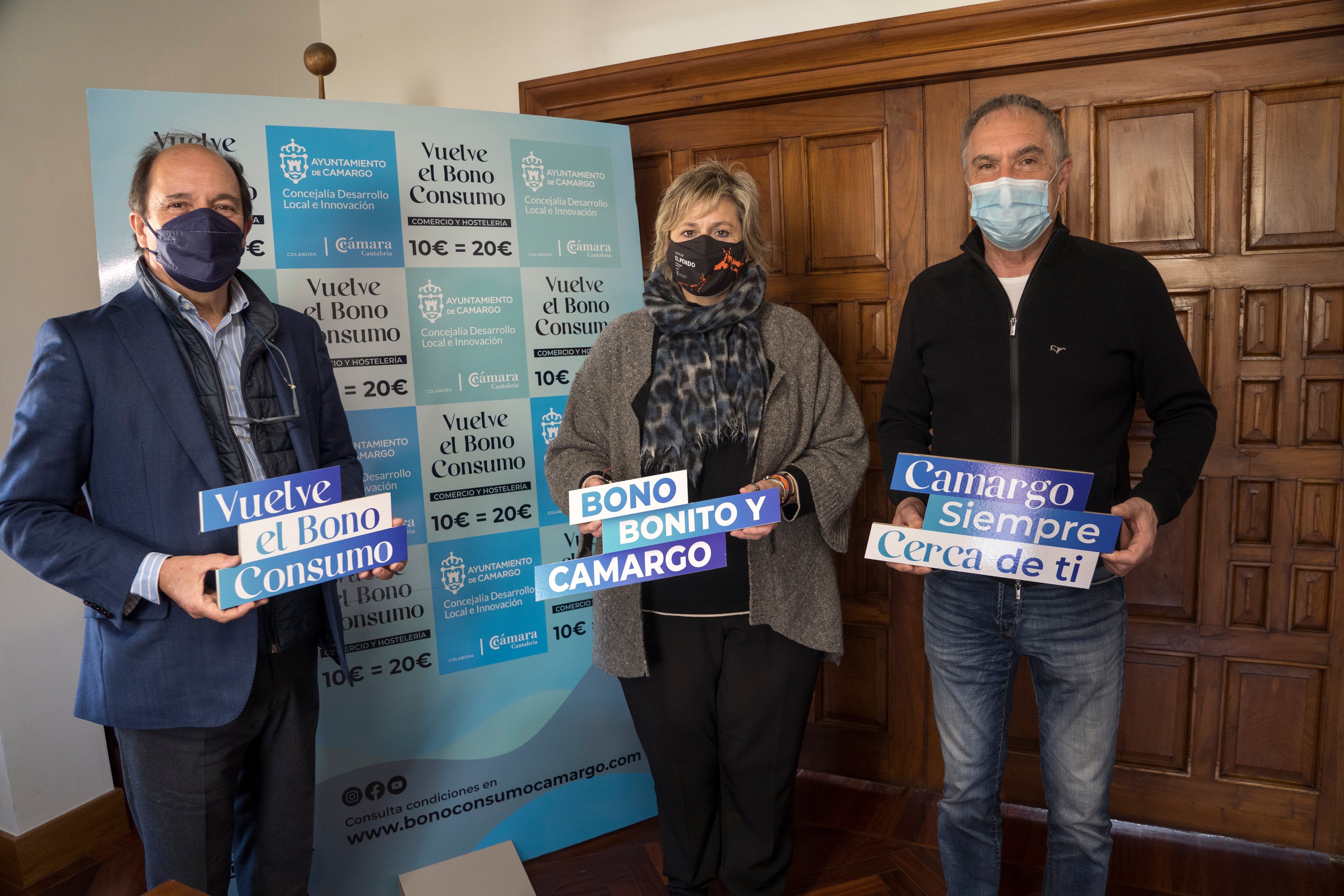 La alcaldesa, Esther Bolado, y el concejal de Desarrollo Local, Eugenio Gómez, acompañados por Modesto Piñeiro, presidente de la Cámara de Comercio de Cantabria.