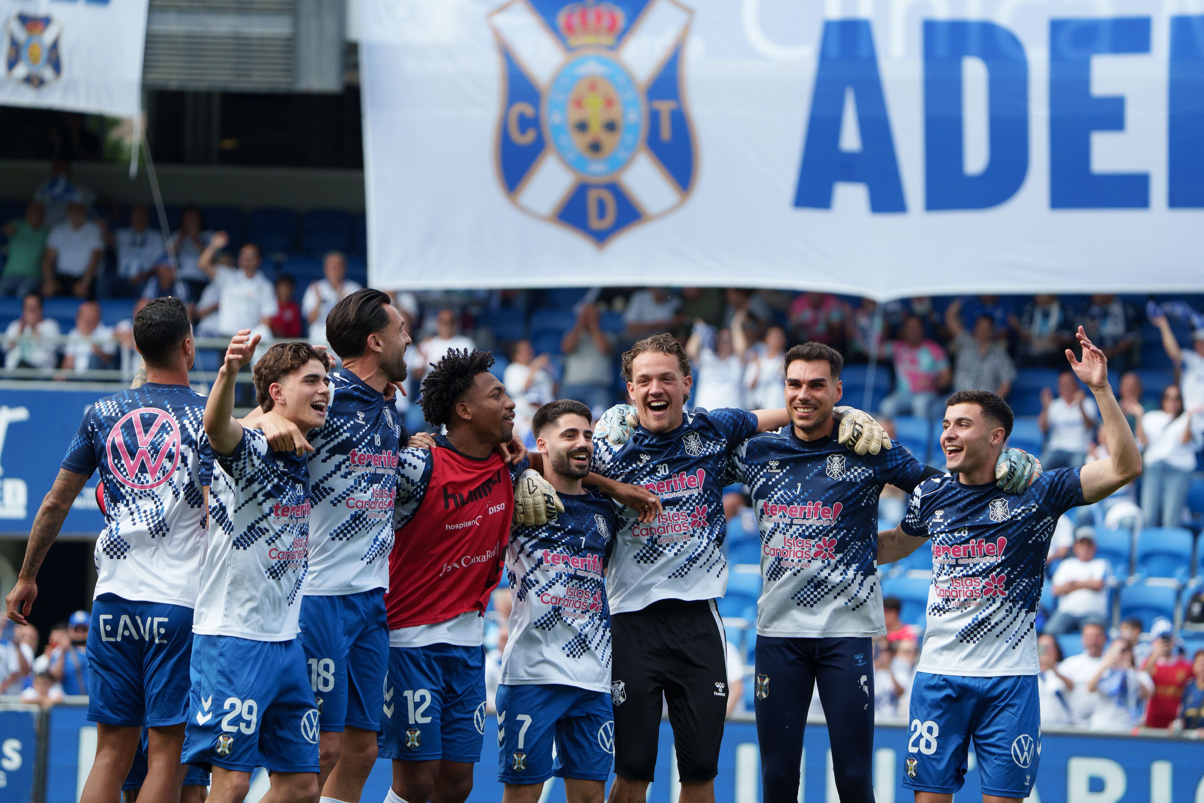 GRAFCAN3203. SANTA CRUZ DE TENERIFE, 01/05/2026.- Jugadores del CD Tenerife celebran el ascenso del equipo a Segunda División este viernes, antes de comienzo del partido contra el Barakaldo, al clasificarse matemáticamente tras la derrota del Celta Fortuna. EFE/ Ramón De La Rocha