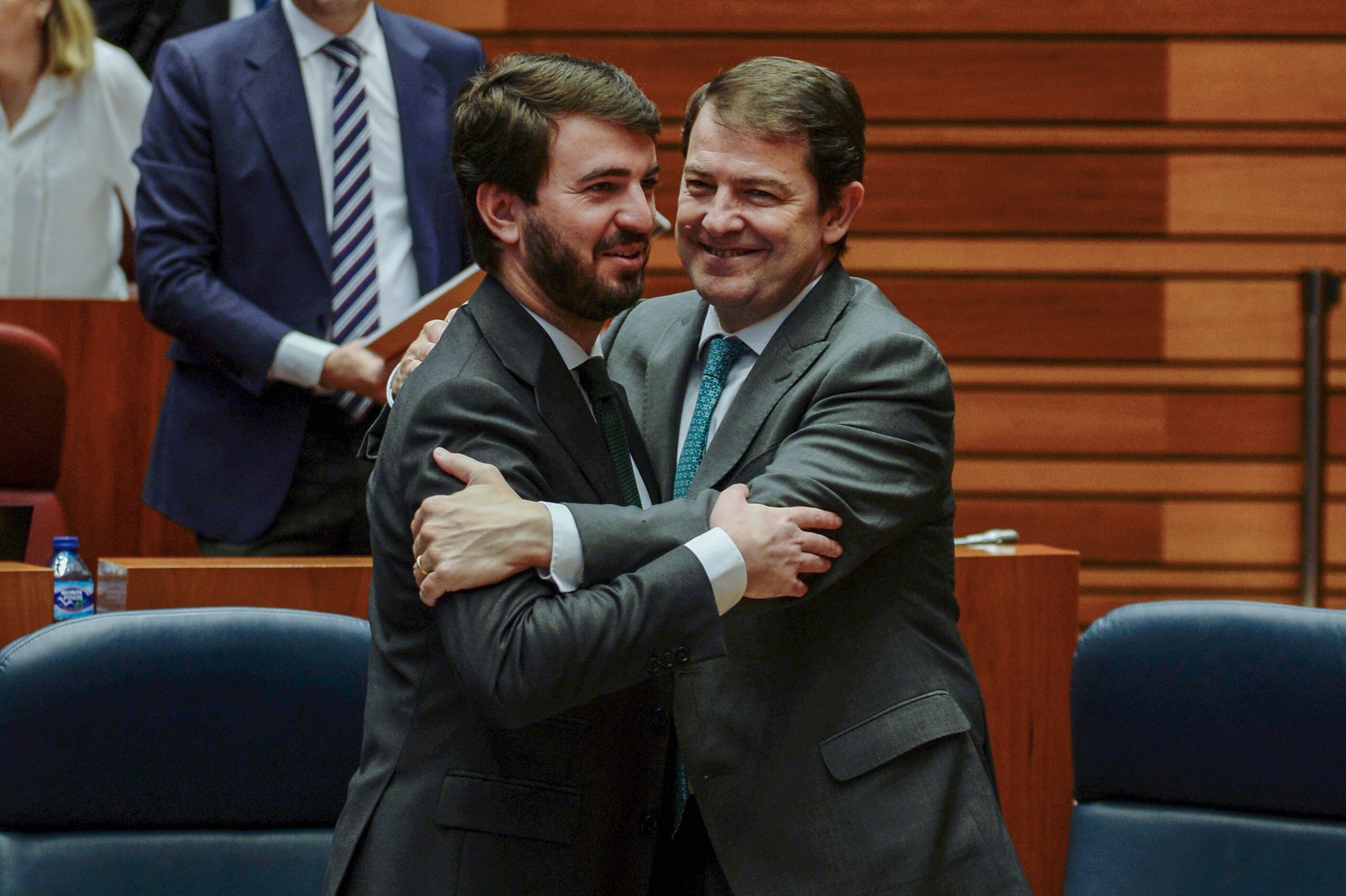 VALLADOLID, 23/12/2022.- El presidente de la Junta de Castilla y León, Alfonso Fernández Mañueco (d), y el vicepresidente, Juan García Gallardo (i), se felicitan tras la aprobación del proyecto de ley de Presupuestos de la Comunidad para 2023, el primero de la legislatura para el gobierno de coalición formado por PP y Vox, este viernes en las Cortes de Castilla y León, en Valladolid. EFE/ Nacho Gallego
