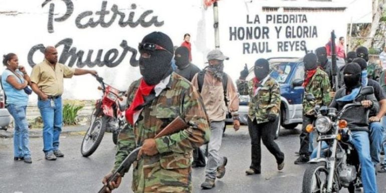 Los &#039;colectivos armados&#039; patrullando una de las calle de Caracas, en Venezuela