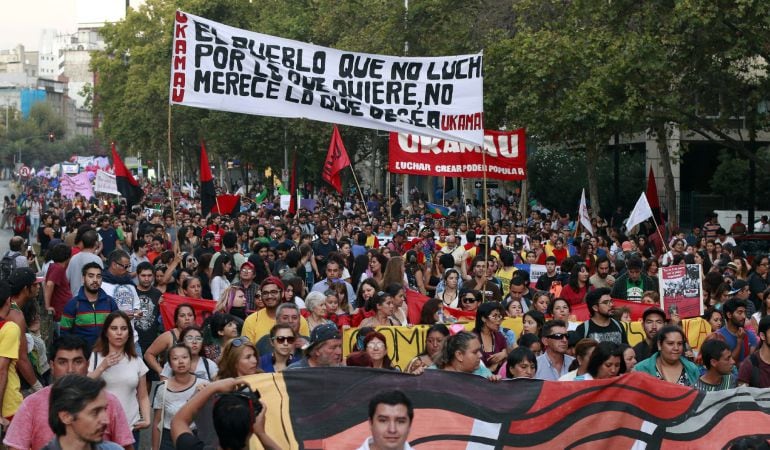 Cientos de personas se manifiestan durante una marcha en conmemoración del Día Internacional de la Mujer en Santiago de Chile