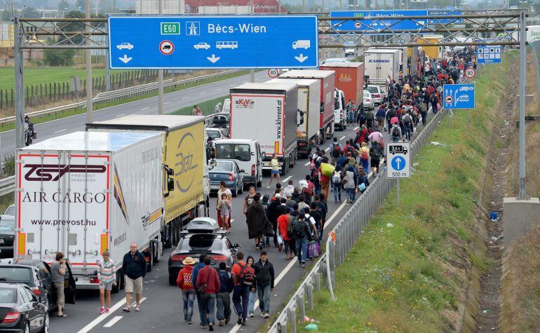 Miles de refugiados procedentes de Hungría marchan por la autopista M1 con dirección a Nickelsdorf, pequeña localidad situada en la frontera austro-húngara convertida en punto de acceso a Europa occidental.