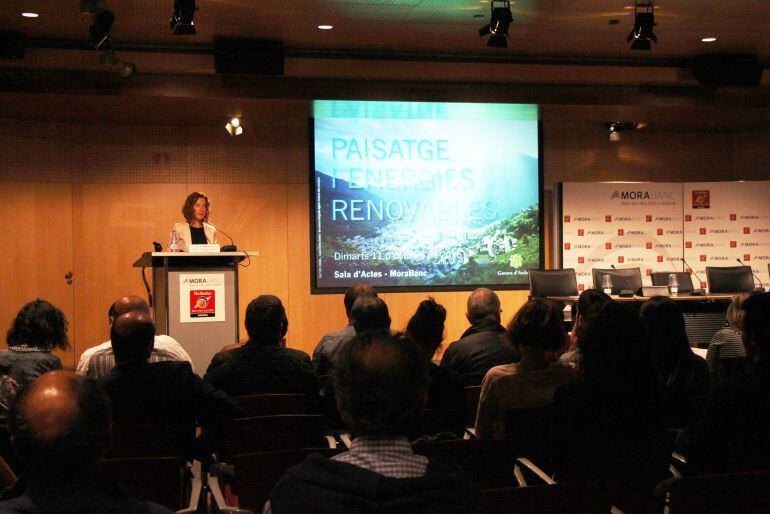 La ministra de Medi Ambient, Sílvia Calvó, inaugurant les terceres jornades dedicades a les energies renovables i el paisatge.