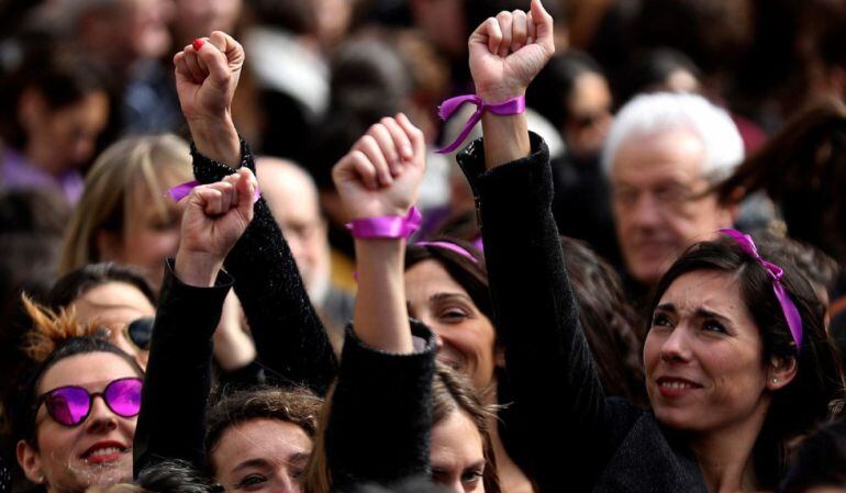 Varias chicas levanta la mano en señal de fuerza durante la manifestación feminista del 8 de marzo