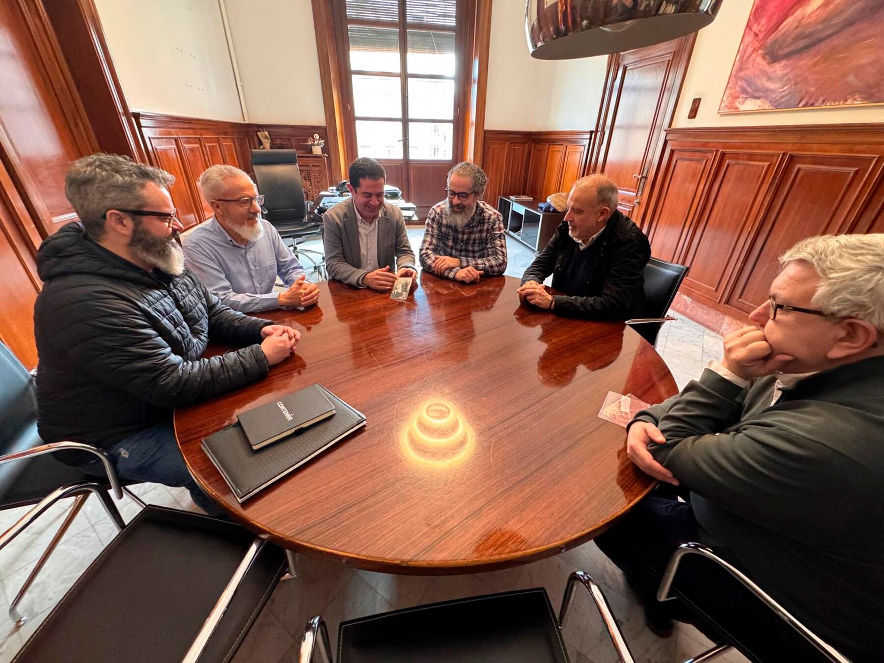 Raül Llopis, Miguel Espí Carbonell, Toni Francés, Miguel Espí Mayor, Jordi Martínez i Josep Lluís Santonja, en el despatx de l'alcalde