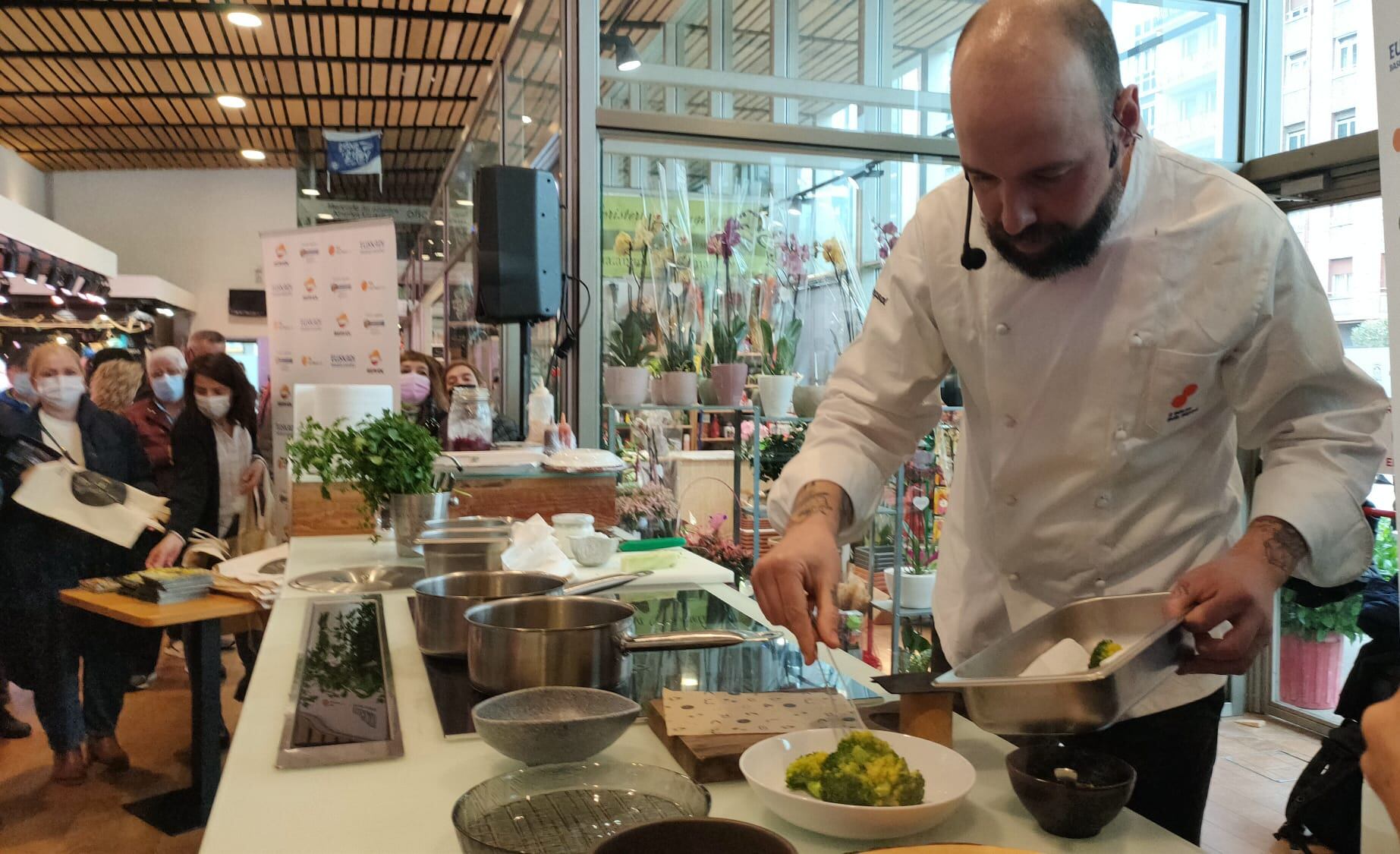 Edorta Lamo, cocinero alavés del restaurante Arrea! en un showcooking en el Mercado de Abastos de Vitoria