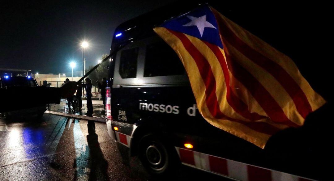 Furgonetas de los Mossos d&#039;Esquadra salen de la cárcel de Lledoners 