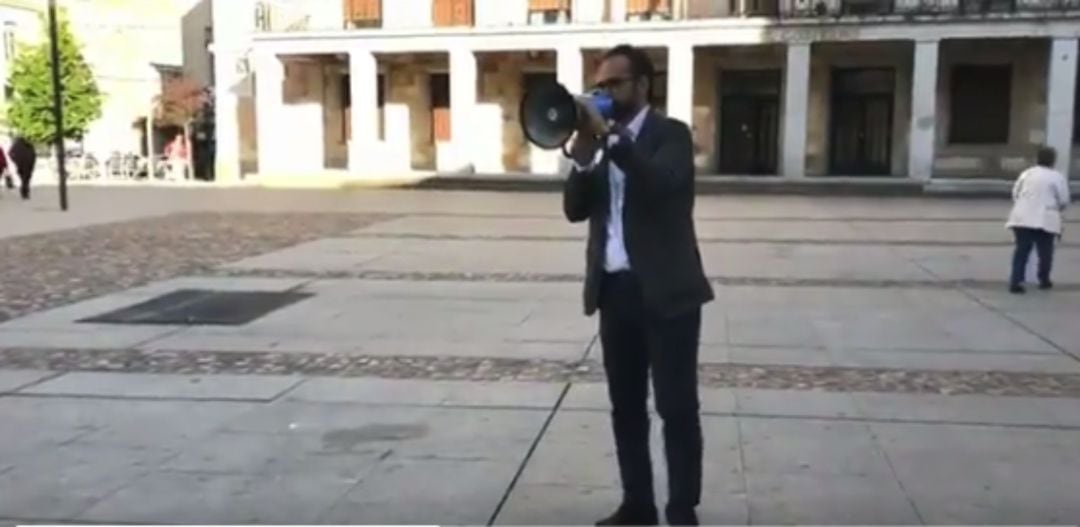 El único procurador de Vox en Castilla y León haciendo campaña en Zamora el pasado 26-M. 