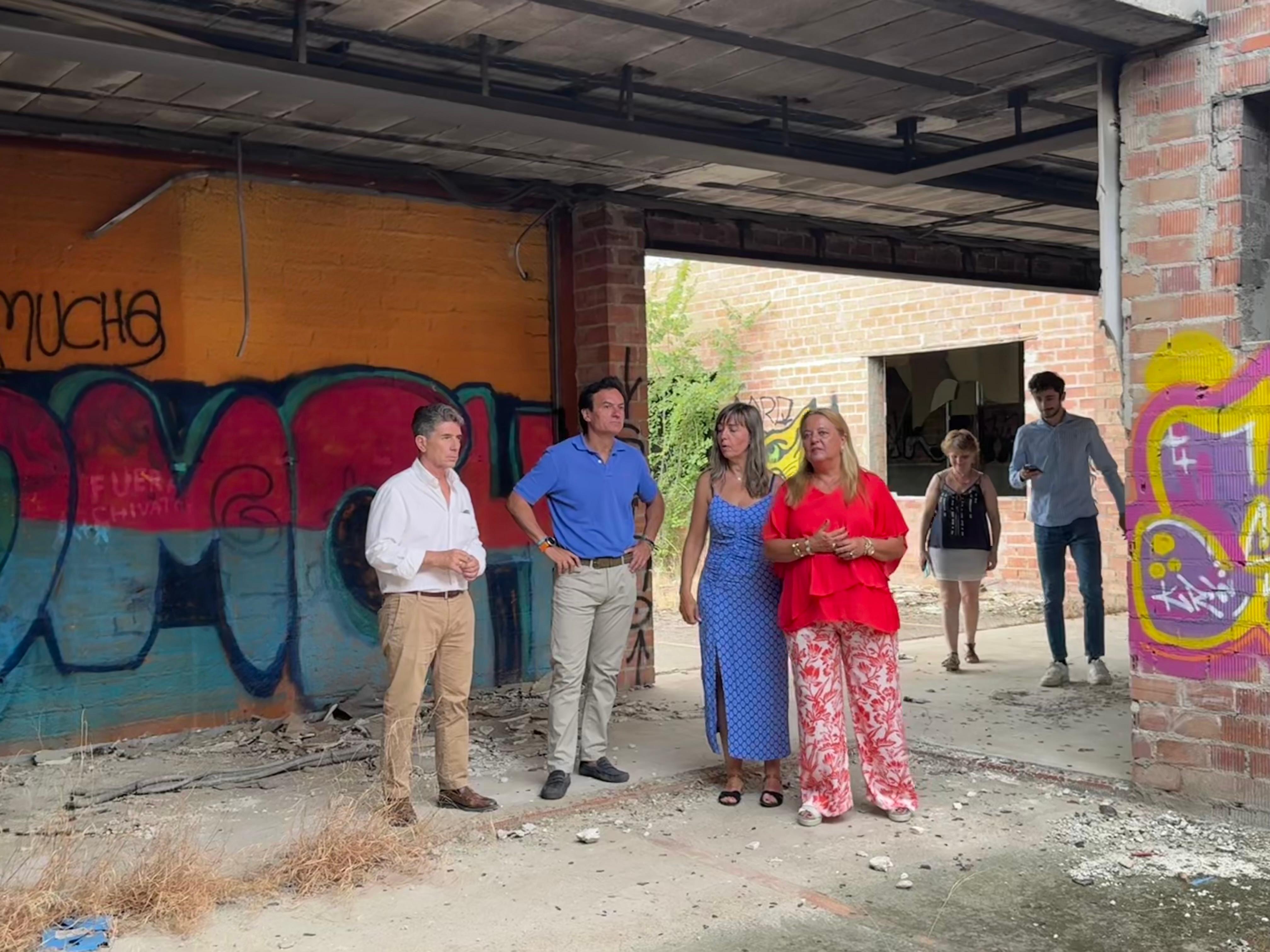 De izquierda a derecha, el concejal de Salud, Chema Álvarez; el alcalde de la capital, Agustín González; la presidenta de Adacea, María Muñoz, y la delegada de Inclusión Social, Ángela Hidalgo.