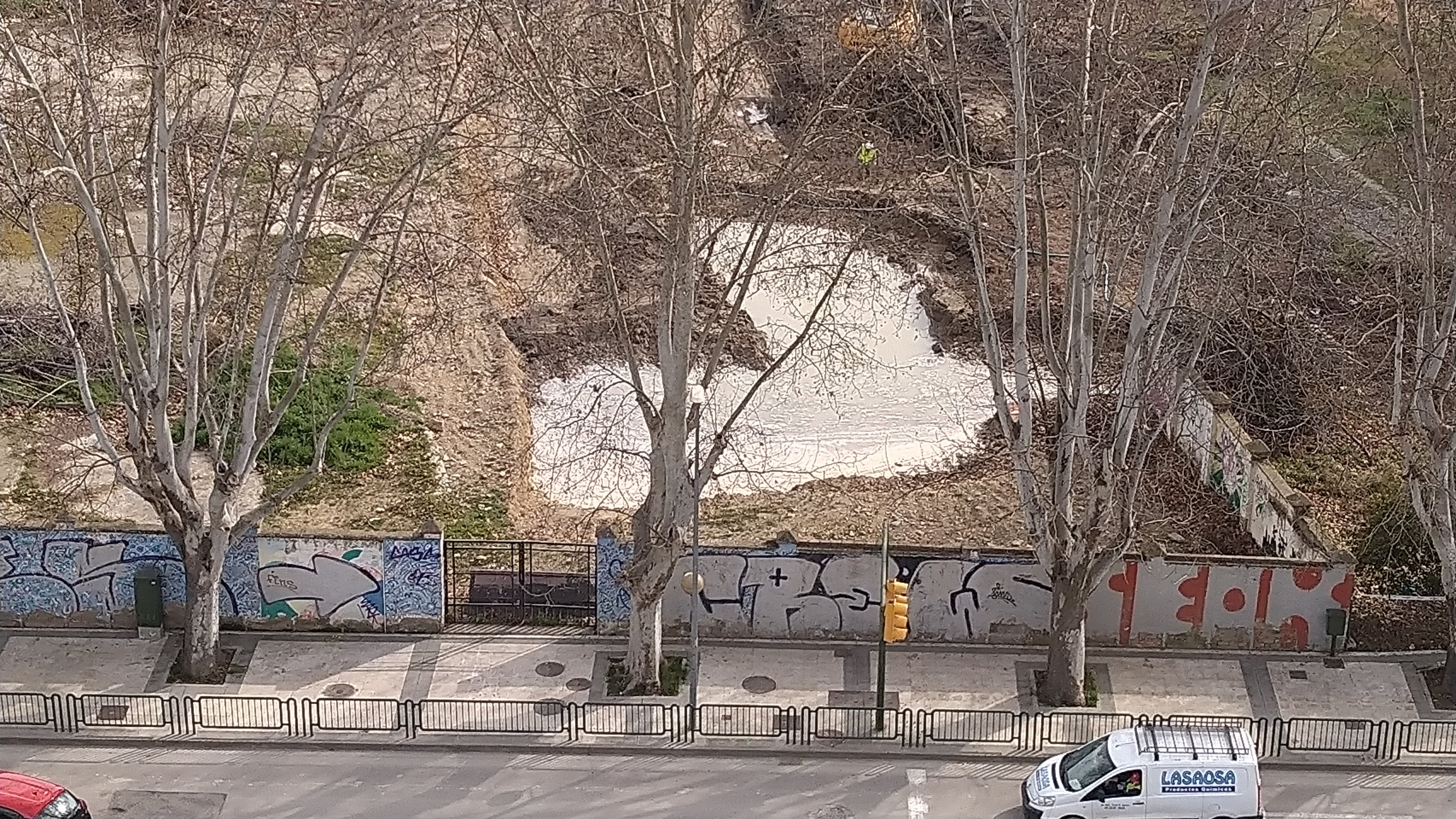 Imagen del agua en la zona afectada por la rotura de una tubería