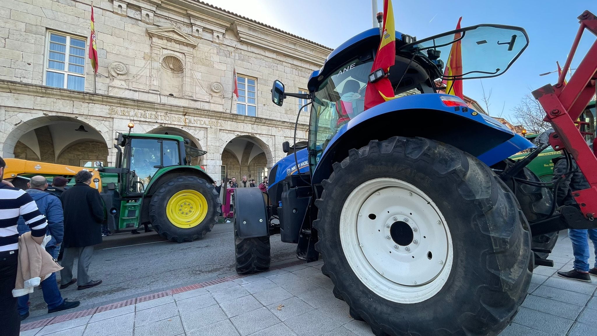 Tractores frente al Parlamento de Cantabria.
