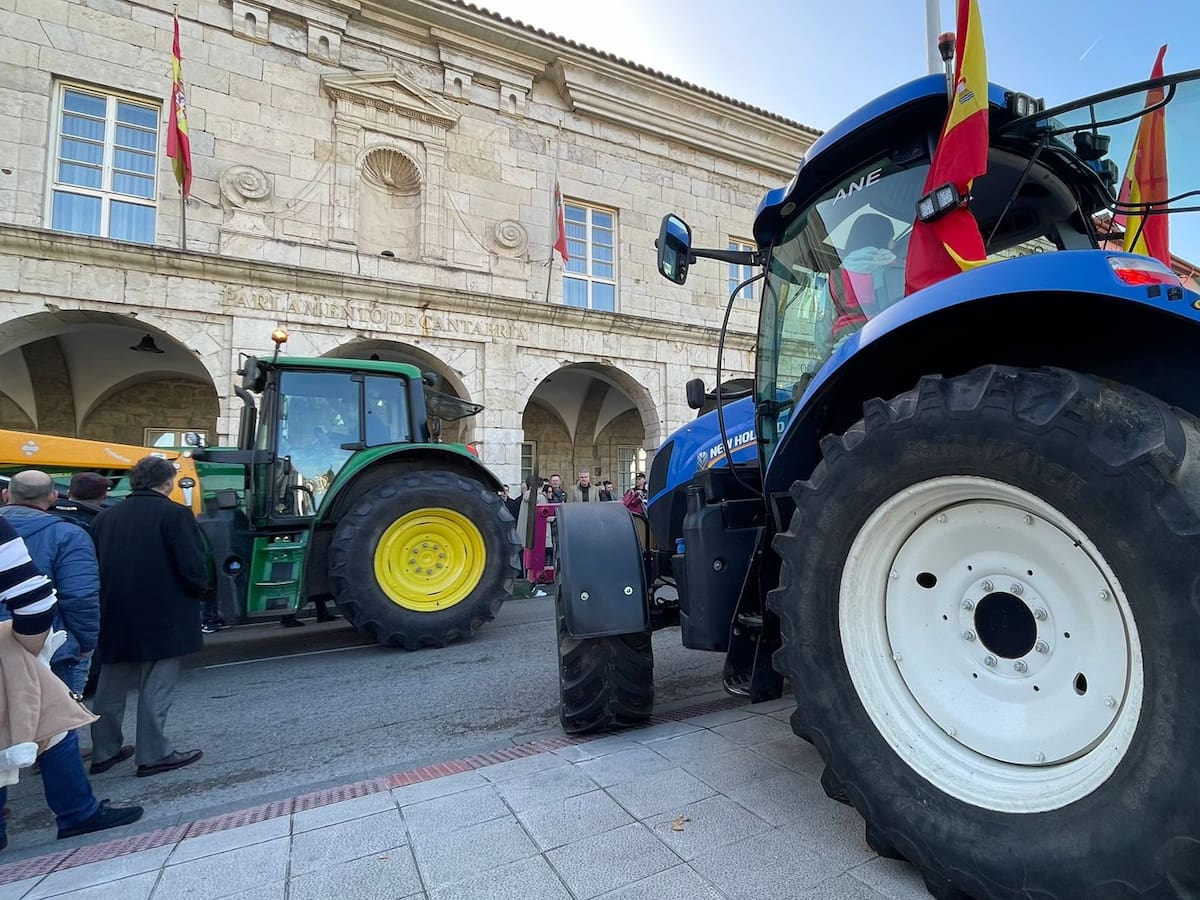 Los ganaderos protagonizan momentos de tensión en la última tractorada en Santander