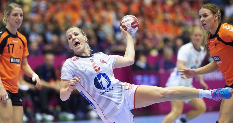 Una jugadora noruega ejecuta un lanzamiento durante la final del pasado Mundial