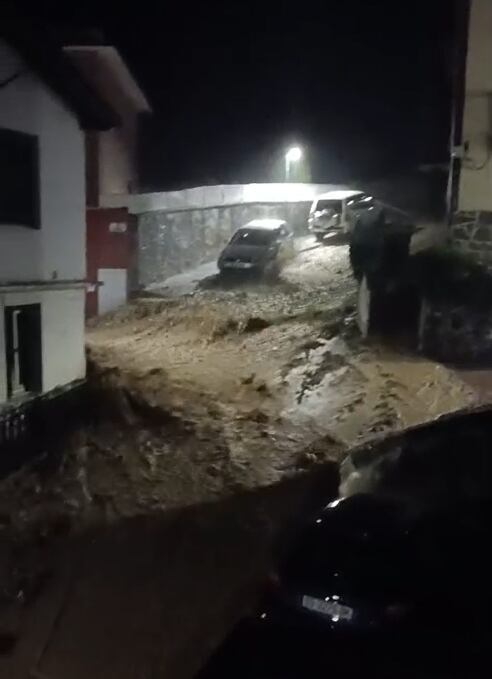 Una riada desbordó varias calles del centro de Ibarra anoche, tras una intensa tromba de agua que cayó en apenas una hora.